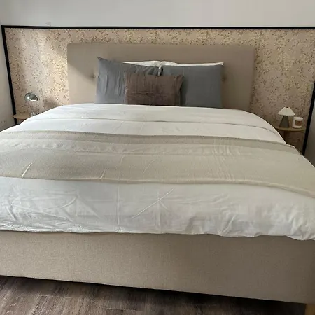 Apartment Lovely 1br & 1lr For 4p, Only 15 Min Walk To Center *