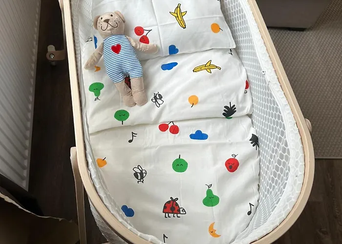 Lovely 1br & 1lr For 4p, Only 15 Min Walk To Center Apartment